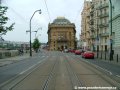 Tramvajová trať se na Rašínově nábřeží stáčí levým obloukem před budovou Národního divadla