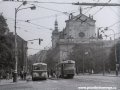 Pohled na původní uspořádání uličního profilu na Karlově náměstí od Resslovy ulice s obousměrným provozem v Ječné ulici v době, kdy se zde proháněly trolejbusy Škoda 8Tr v sousedství tramvají T3 | 1970