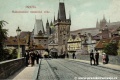Karlův most s vozem koňky mířícím ke Křižovnickému náměstí na dobové kolorované pohlednici. | okolo 1900