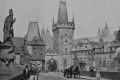 Poklidná idylka na Karlově mostě s dvojící kolejí koňské tramvaje, Malostranskými mosteckými věžemi, chrámem svatého Mikuláše a Pražským hradem. | 1895