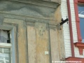 V omítce domu č.or.121 v Kladenské ulici je zachována stopa po někdejším uchycení růžice trolejového vedení. | 24.4.2011
