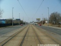 Tramvajové trať společně s vozovkou Kolbenovy ulice opouští most nad snesenou železniční vlečkou.
