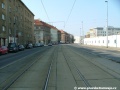 Za zastávkami Poštovská tramvajová trať v táhlém pravém oblouku prokládaném přímými meziúseky kopíruje tvar Kolbenovy ulice.
