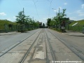 Koleje tramvajové tratě tvořené velkoplošnými panely BKV překračují křižovatku se Slezskou ulicí.