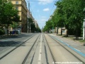 Přímý úsek tramvajové tratě v Korunní ulici podél dětského hřiště.