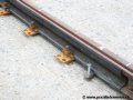 Kolejnice s upevněnými podkladnicemi nejsou ještě upevněny k betonovým bochánkům, které mají za úkol vyrovnat nerovnosti betonové desky. | 29.7.2007