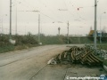 Smyčka Sídliště Modřany po změně kolejového uspořádání, které spočívalo v odstranění sjezdové výhybky a křížení nerealizované tratě na Libuš | 24.11.1999