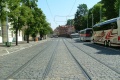 V přímém úseku pokračují koleje tramvajové tratě středem ulice Dlabačov. Zákryt tvoří velká žulová dlažba.