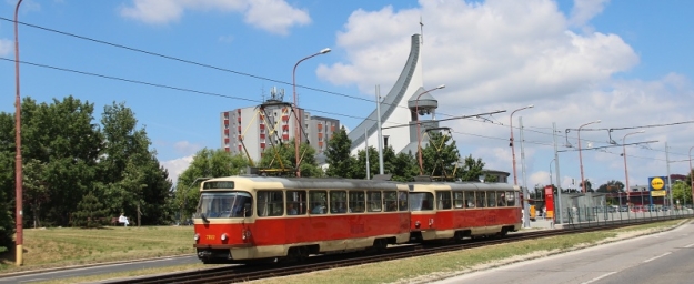 Souprava vozů T3SUCS ev.č.7812+7811 dodaná v roce 1987 zachycená pod panoramatem kostela Ducha Svatého v Dúbravke. | 24.6.2015