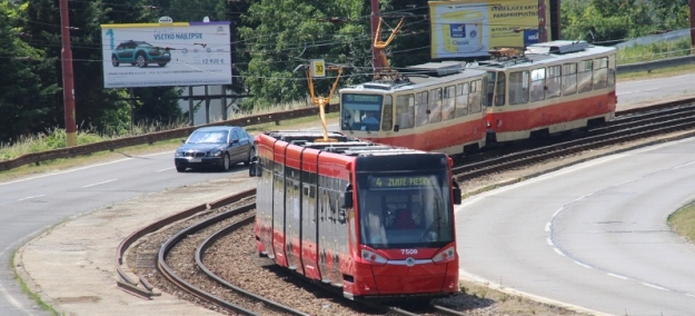 Nad zastávkou Dolné Krčace se potkávají vozy T6A5 ev.č.7907+7908 a Škoda 30T ForCity Plus ev.č.7509. | 24.6.2015