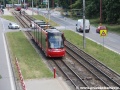 Z lávky pro pěší nad tramvajovou tratí u zastávky Karlova Ves můžeme snadno zdokumentovat rozmístění střešních prvků vozů Škoda 30T ForCity Plus. | 25.6.2015