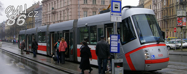 Vůz Škoda 13T ev.č.1909 odbavuje cestující v zastávce Konečného náměstí. | 19.2.2011