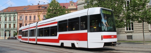 Vůz RT6N1 ev.č.1802 opouští odstavnou kolej na Komenského náměstí. | 17.5.2015