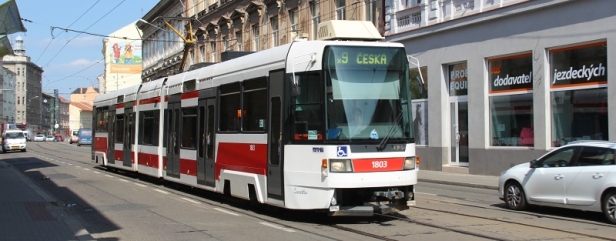 Vůz RT6N1 ev.č.1803 vypravený na linku x9 zachycený v ulici Cejl. | 18.5.2015