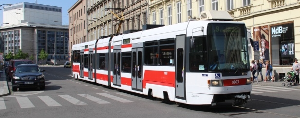 Vůz RT6N1 ev.č.1803 vypravený na linku x9 míří Divadelní ulicí k hlavnímu nádraží. | 18.5.2015