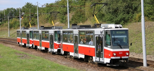 Trojice vozů T6A5 #1211+#1212+#1208 vypravená na páteřní linku 1 klesá od Přístaviště k Zoologické zahradě. | 22.8.2019