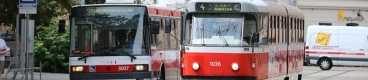 Setkání vozu K2P #1036 na lince 4 s trolejbusem Škoda 21Tr #3007 na lince 38 na Komenského náměstí. | 22.8.2019