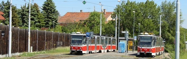 Vozy KT8D5R.N2 #1702 a 1726 stojí na konečné Líšeň, Mifkova. | 20.5.2020
