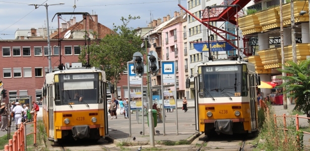 Na úvraťové konečné Lehel tér u stanice metra linky 2 stojí na obou šturcech trojice vozů T5C5 ev.č.4228+4309+4307 a ev.č.4238+4251+4310 na zde ukončené lince 14. | 12.7.2012