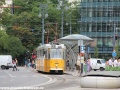 U ostrovního nástupiště zastávky Kálvin tér stanicuje vůz Ganz CSMG2 ev.č.1364 z roku 1971 vypravený na linku 49. | 12.7.2012