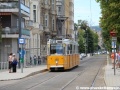 V zastávce Döbrentei tér odbavuje cestující vůz Ganz CSMG2 ev.č.1369 z roku 1971 vypravený na linku 41. | 12.7.2012