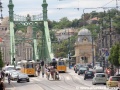 Ostrovní nástupiště zastávky Fővám tér se stanicujícími vozy Ganz CSMG2 ev.č.1422 na lince 47 a ev.č.1364 na lince 49 se nachází před mostem Svobody (Szabadság híd) přes řeku Dunaj. | 12.7.2012