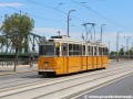 Vůz Ganz CSMG2 ev.č.1400 z roku 1972 vypravený na linku 19 uhání po nábřeží Dunaje k zastávce Döbrentei tér. | 12.7.2012