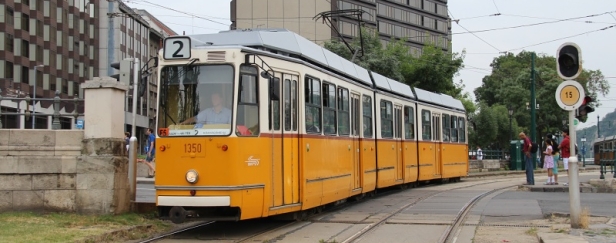 Do podjezdu pod Řetězovým mostem míří vůz Ganz KCSV7 ev.č.1350 na lince 2. V protisměru mají tramvaje omezenou rychlost na 15 km/h. | 25.6.2014