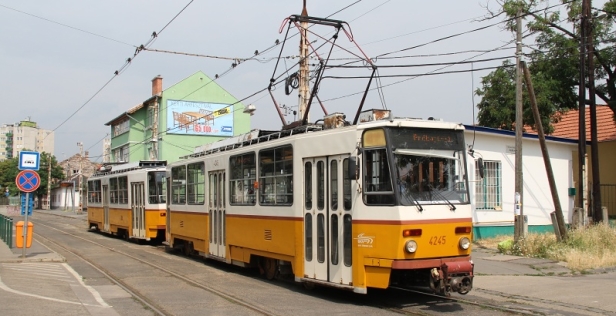 Souprava vozů T5C5 ev.č.4245+4237 vypravená na linku 12 na konečné Rákospalota, Kossuth utca. | 25.6.2014