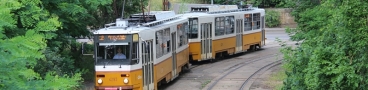 Souprava vozů T5C5 ev.č.4293+4290 vypravená na linku 12 levým obloukem stoupá z podjezdu pod tratí linky 14 k zastávce Rákospalota-Újpest vasútállomás. | 25.6.2014
