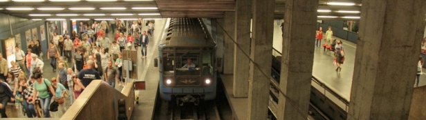 Souprava vozů 81-71 odbavuje cestující ve stanici linky M3 Határ út. | 24.6.2014