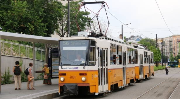Druhý dodaný vůz T5C5, který obdržel v Budapešti #4001 najížděl po pražských ulicích zkušební kilometry s #8012. V roce 2003 prošel první modernizací a v roce 2010 druhou na typ T5C5K2. Do zastávky Széll Kálmán tér vjíždí v soupravě vozů #4001+4056 na lince 56. | 27.6.2017