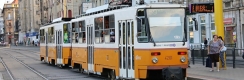 Souprava vozů T5C5K2 #4013+4201 vypravená na linku 59 odbavuje cestující v zastávce Déli pályaudvar. | 27.6.2017