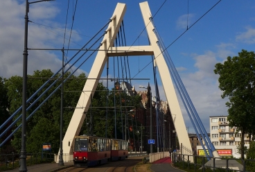 Souprava Konstalů 805Na #257+258 sjíždí z mostu přes řeku Brdu za zastávkou Dworcowa / Matejki. | 22.6.2018