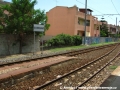 Pouze nové trolejové vedení naznačuje ve stanici Monserrato připravovaný provoz budoucí tramvajové linky č. 3. Vlaky zde z důvodu stavebních prací na trati v létě 2010 nejezdily. | 26.7.2010