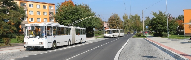 Díky intervalům trolejbusové dopravy takřka nereálná situace, během níž se v jedné zastávce setkají dva trolejbusy téže linky. Trolejbusy Škoda 15Tr11/7 ev.č.008 a 020. Zatímco ten první je tu na objednané jízdě, ten druhý na běžné lince. | 30.9.2017