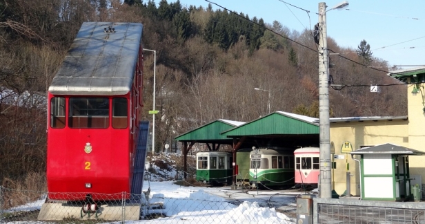 V muzeu u smyčky Mariatrost lze kromě historických tramvají také spatřit původní kabinu lanovky na Schlossberg. | 7.2.2105