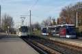 Zatímco vůz GT6M-ZR ev.č. 601 na zastávce Lobeda-Ost končí, vůz Solaris Tramino S109J ev.č. 702 právě vyráží do města. | 22.11.2014