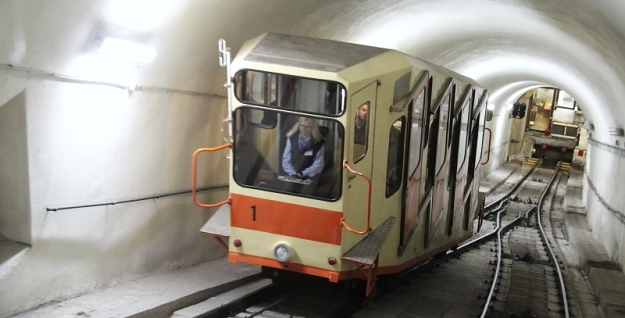 Do výhybny tunelové lanové dráhy Imperial vjíždí vůz ev.č.1 stoupající k horní stanici. | 14.6.2013
