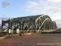 Známá dominanta, železniční most, 6 kolejí, neustálý provoz vlaků z hlavního nádraží | 13.12.2009
