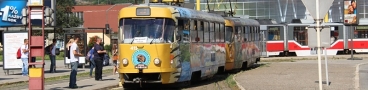 Souprava vozů T3SUCS #415+414 s celovozovou reklamou na košickou ZOO a Dinopark ve smyčce Staničné námestie. | 27.6.2014