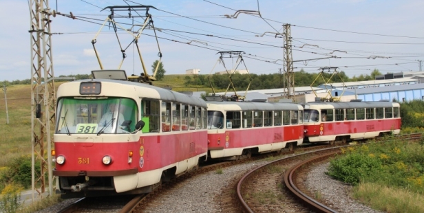 Trojice vozů T3SUCS ev.č.381+383+418 na klasickém fotofleku, u perešských mostů. | 23.8.2015