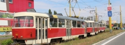 Trojice vozů T3SUCS ev.č.418+383+381 přes kolejovou spojku přejíždí u vozovny na protisměrnou kolej, aby mohla zatáhnout. | 23.8.2015