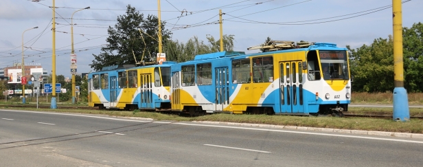 Souprava vozů T6A5 #602+#603 z roku 1991 na lince R3 míjí při jízdě na železárny manipulační vjezd do košické vozovny ústící na Moldavskou cestu. | 6.8.2020