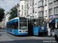 Na příjezdu do zastávky Wawrzynca se potkal první vůz NGT6 ev.č.2001 s Polskou klasikou - tramvají Konstal 105Na. Zastávka s výstupem do jízdního pruhu je zde vyznačena vodorovným značením na vozovce | 10.8.2004