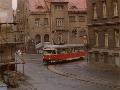 Slavnostně vyzdobený vůz T2 ev.č.8 opouští smyčku v Jablonci nad Nisou, po léta takřka neměnná situace do dnešních dnů, jen ty koleje jsou blíže k chodníku | 23.4.1988