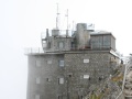 Na malou plochu vrcholu Lomnického štítu se vešla budova lanové dráhy, meteorologické i astronomické observatoře a od roku 1957 také televizní retranslační stanice | 21.8.2008