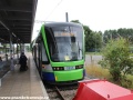Konečná zastávka Elmers End s vozem Variobahn #2555 na lince 4. Služby tramvají hojně využívají cestující na vozíčku. | 5.7.2014