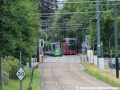 Setkání tramvaje Variobahn #2555 u zastávky Sandilas s typickým londýnským poschoďovým autobusem. | 5.7.2014