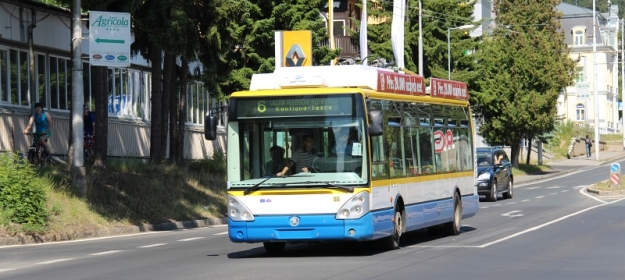 Trolejbus Škoda 24Tr Citelis 1A ev.č.55 se staženými sběrači využívá k jízdě pomocný dieselagregát. Důvodem je obsluha obchodních center Kaufland a Tesco, kde nejsou instalovány trolejové stopy. | 13.-14.6.2014